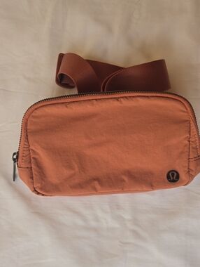 lululemon athletica Men's Rust-Tone Waist/Crossbody Bag